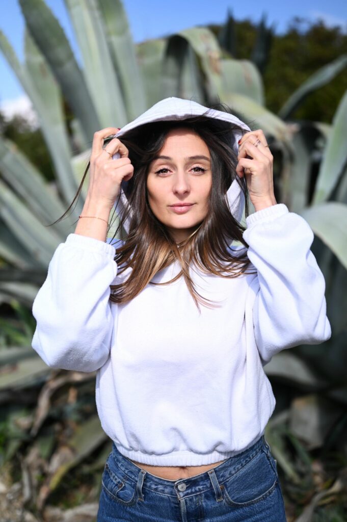 Naïs Graziani, 30 ans est une réalisatrice marseillaise, à son actif :  20 épisodes de Plus Belle La Vie et des clips tels que “Adieu la Galère”  de 3ème Œil feat Alonzo.